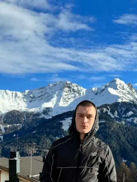 Foto vor verschneiten Bergen unter blauem Himmel, Dezember 2025